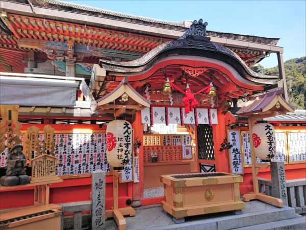 地主神社 京都の恋愛成就のパワースポットは縁切りにも効果あり ご利益本舗 Goriyaku San 関西版